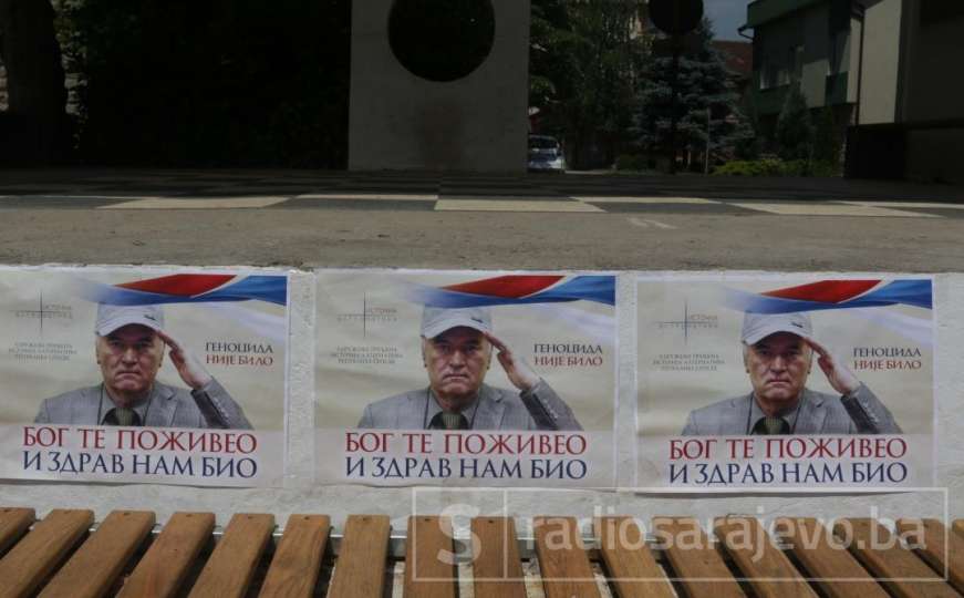 Sramotne poruke uoči presude: Bratunac oblijepljen plakatima u čast Mladića